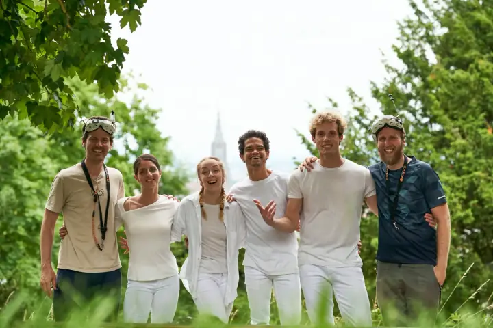 Gruppenfoto nach einem Dreh im Grünen