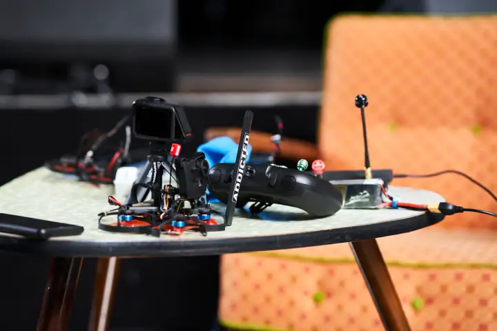 FPV Drohne und Technik am Set